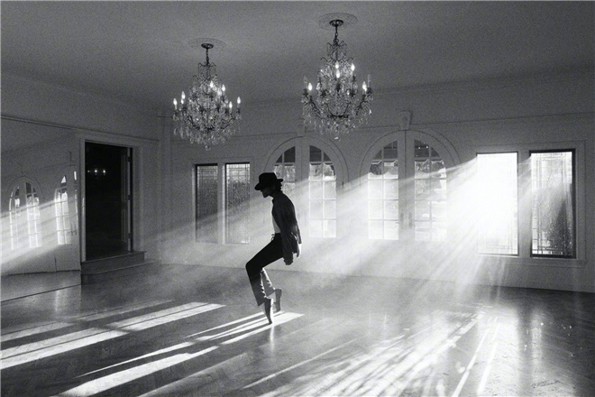 黑白片场照片揭秘传记电影《迈克尔》中MJ的舞蹈犹如复活