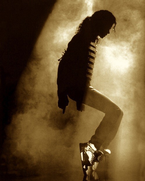 震撼再现！迈克尔·杰克逊传记电影《迈克尔》现场照片首度曝光，完美还原经典舞蹈